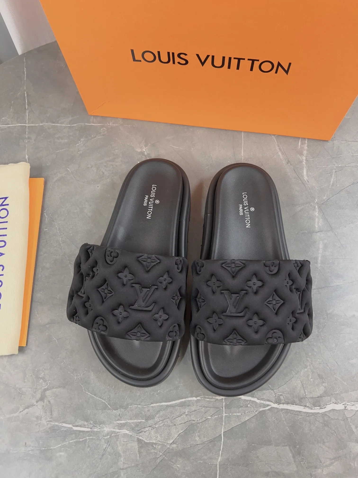 👟👟Ex-factory price 360👟👟 Women's Shoes Women's Clothing LV Donkey Brand L Home 2023 Hot Style Embossed Logo Embossed Sandals This Pool Pillow Comfort flat sandals are made of technical fabrics and use high-frequency embossing technology to reinterpret the Monogram pattern. Soft padded upper with adjustable Velcro, comfortable and tough insole adds harmonious color ▪️Fabric: Original customized technical fabric ▪️Lining: soft sheepskin lining ▪️Sole: Original open-molded rubber foam outsole Color: sky blue. Yellow. Black ▪️Size: 35-45